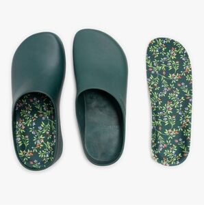 MUK LUKS Women's Garden Green Clogs